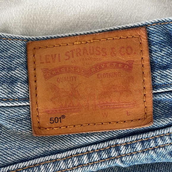 levi’s size 28 low waisted denim shorts - Picture 3 of 3
